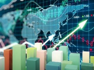 Σε ειδικό κεφάλαιο, όπου αναλύεται το δυσμενές σενάριο εξελίξεων, διαβλέπει υψηλό κίνδυνο μεταρρυθμιστικής κόπωσης και πισωγυρισμάτων, κυρίως εξαιτίας των προεκλογικών πιέσεων, ενώ ζητά σχέδιο έκτακτης ανάγκης υπό τον κίνδυνο μαζικές δικαστικές αποφάσεις ακύρωσης μνημονιακών περικοπών να οδηγήσουν σε φαινόμενο χιονοστιβάδας με εφάπαξ δημοσιονομικό κόστος έως και 9,5 δισ. ευρώ και μόνιμες επιβαρύνσεις της τάξεως του 1,5 δισ. ευρώ τον χρόνο